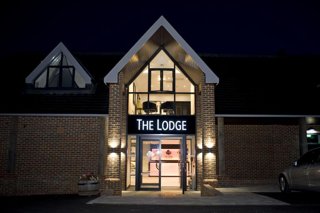 The Lodge At Kingswood Epsom Eksteriør bilde