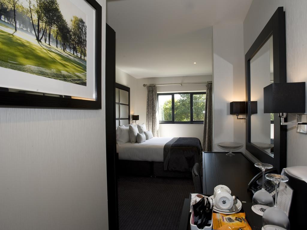 The Lodge At Kingswood Epsom Eksteriør bilde