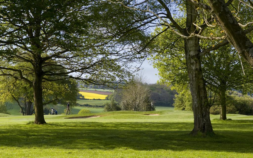 The Lodge At Kingswood Epsom Eksteriør bilde